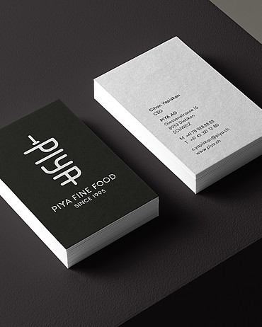 Die Visitenkarten von PIYA-CEO Chan Yapiskan: vorne Weiss auf Schwarz, hinten Schwarz auf Weiss