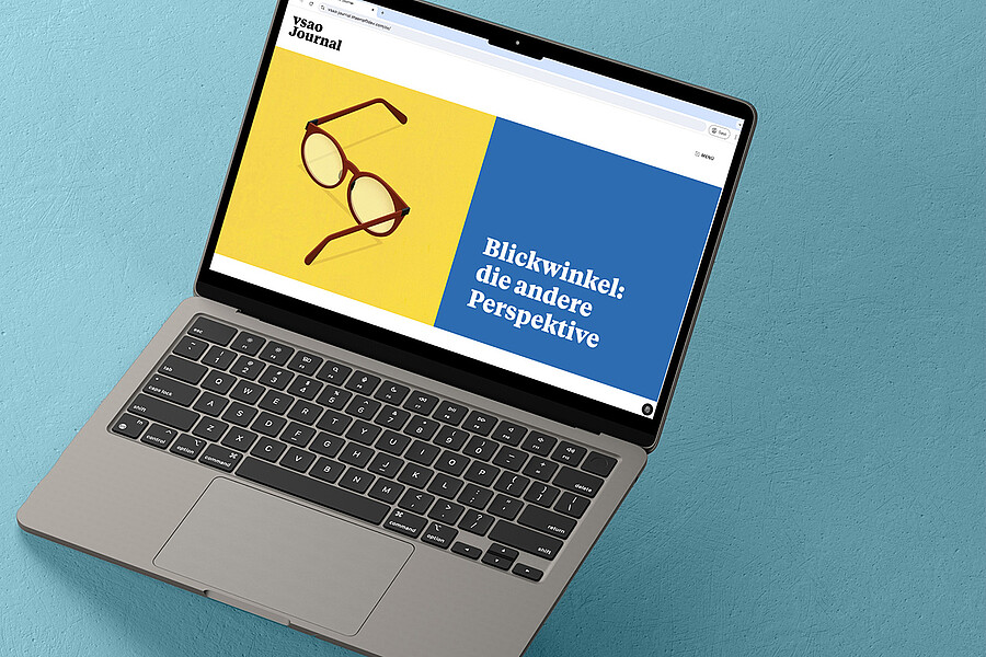 Ein Laptop zeigt die erste Seite des VSAO-Webmagazins zum Fokusthema «Blickwinkel: die andere Perspektive».